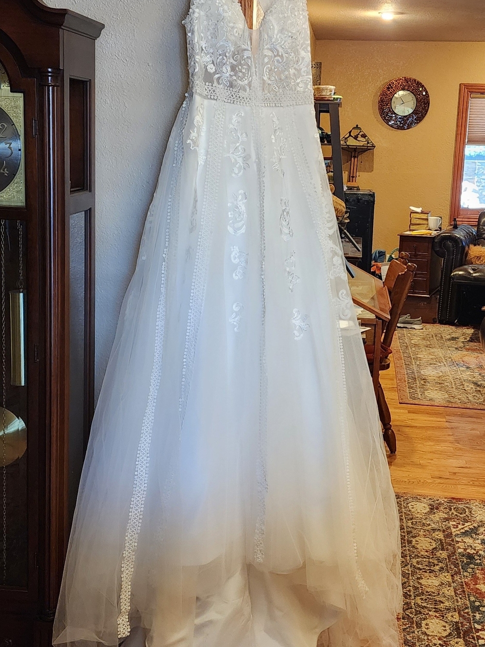 Elegant White Lace A-Line Wedding Dress with V-Neck - Picture 6 of 6